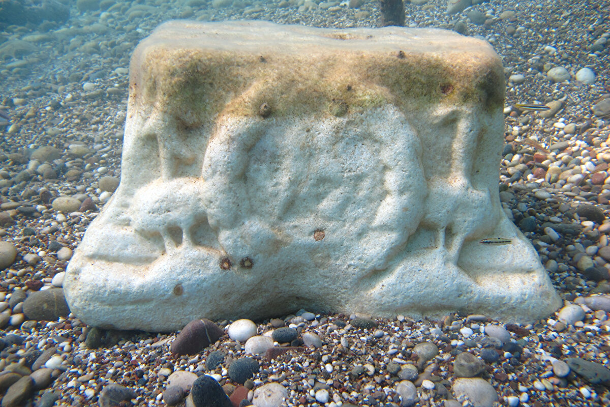 Antalya'nın Konyaaltı Sahili açıklarına dalış yapan Prof. Dr. Mehmet Gökoğlu, deniz dibinde dalgalardan aşınmış, kabartmalı, 70 santimetre çapında ve Roma dönemine ait olduğu değerlendirilen sütun başına rastladı. 