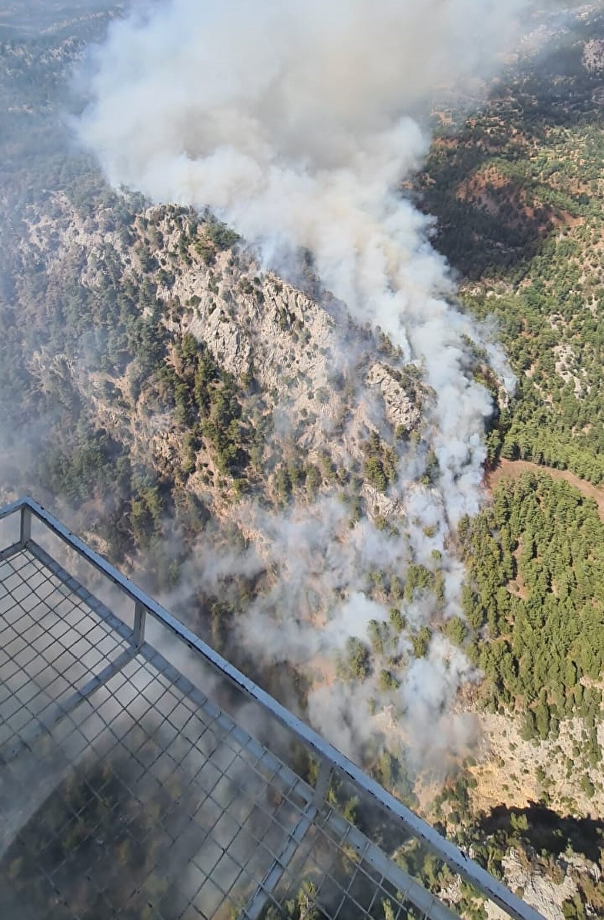Bölgede derin vadilerin bulunması nedeniyle karadan müdahale yapılamıyor.
