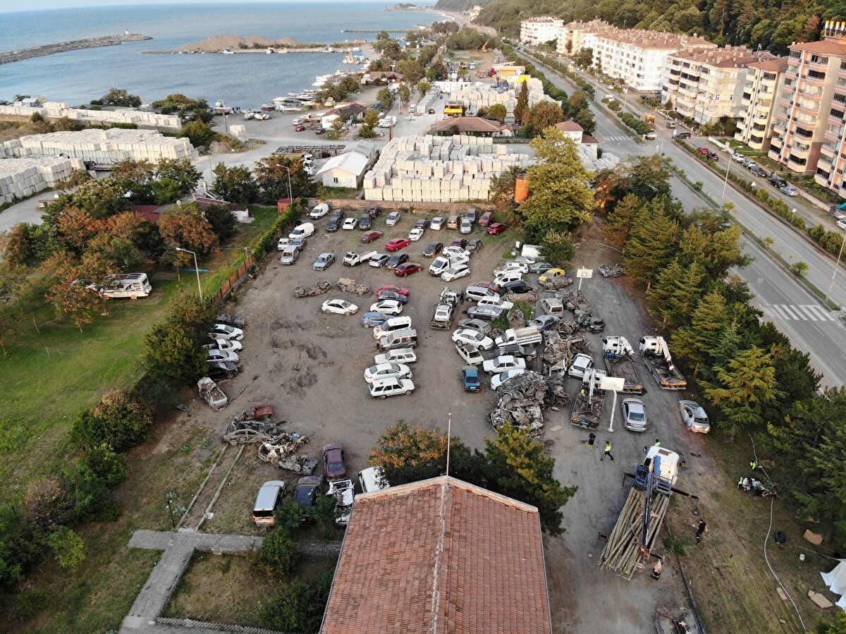 Karayolları 15. Bölge Müdürlüğü Abana Kampı’nın şu anki görüntüsü ise tam bir araba mezarlığını andırıyor. Trafik polisleri tarafından plaka, marka ve model tespiti yapılan arabalar, hasar tespiti için bekletiliyor.