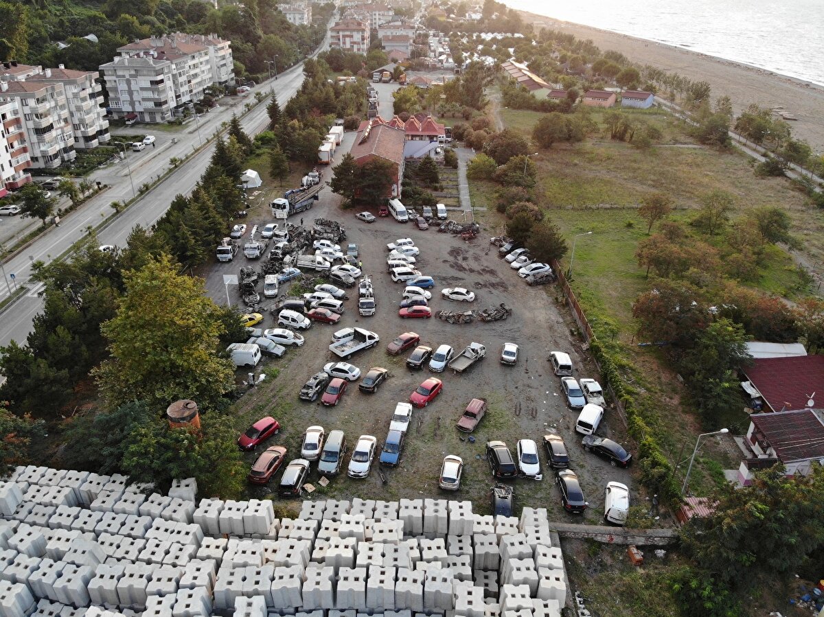 Ayrıca, kasko sigortası olan araç sahipleri, emniyete verdikleri ifadenin ardından araçlarını alandan alabiliyor. Kaskosu olmayan arabalar ise, hasar tespiti ve bilirkişi raporu düzenlendikten sonra yasal süreç için bekletiliyor.