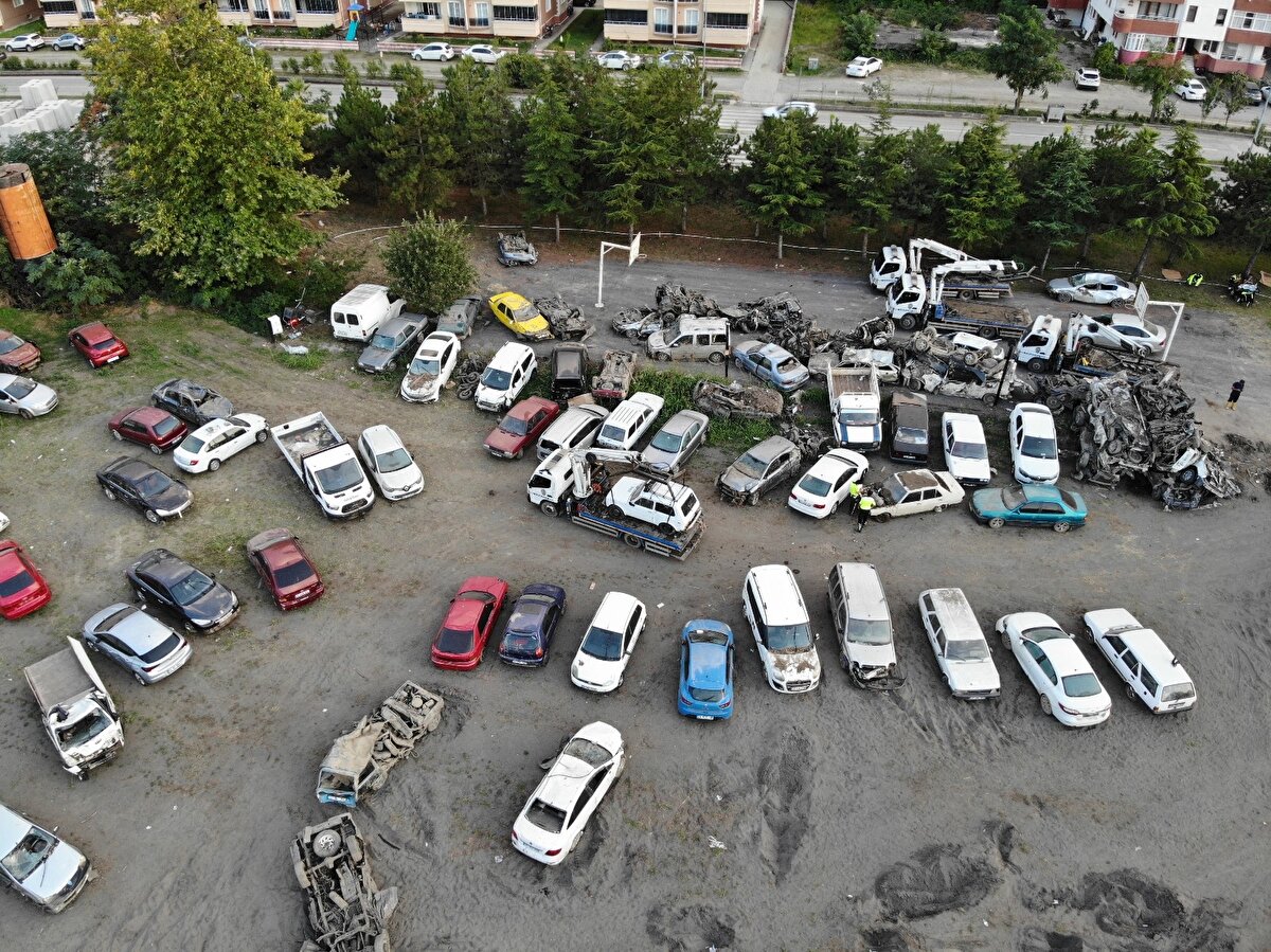Karayolları 15. Bölge Müdürlüğü Abana Kampının hurdaya çıkan araçlarla dolmasının ardından İnebolu ilçesinde de boş bir alanda yeni bir alan belirlendi. Selde zarar gören araçlar, bu alana çekilmeye devam ediyor.