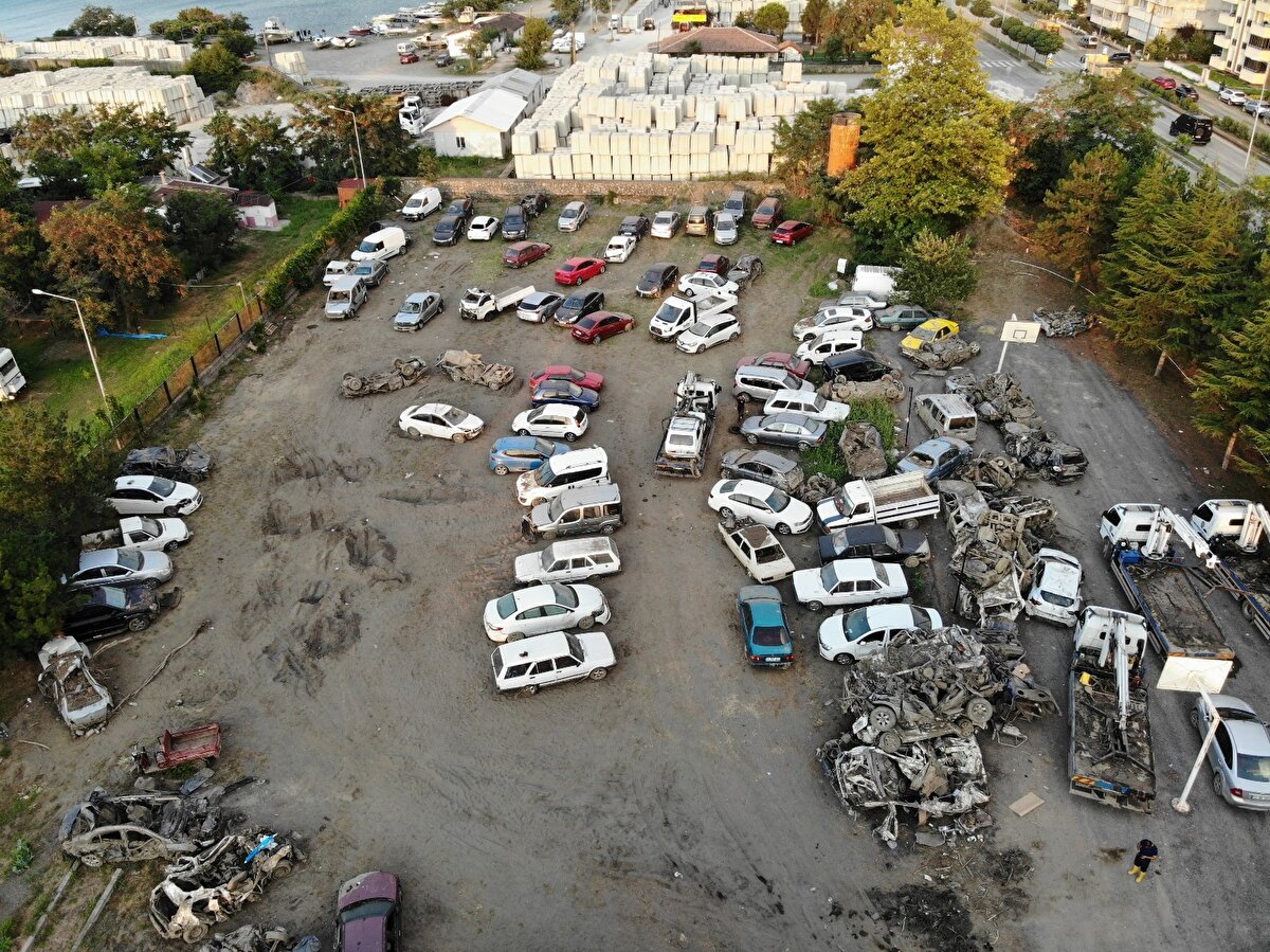 Sel sularının çekilmesinin ardından bölgede enkaz kaldırma çalışmaları sürüyor. Kastamonu’nun birçok ilçesinde etkili olan kuvvetli yağış sonrasında gerçekleşen selde zarar gören araçlar, hasar tespit çalışması için Karayolları 15. Bölge Müdürlüğü Abana Kampına getiriliyor.