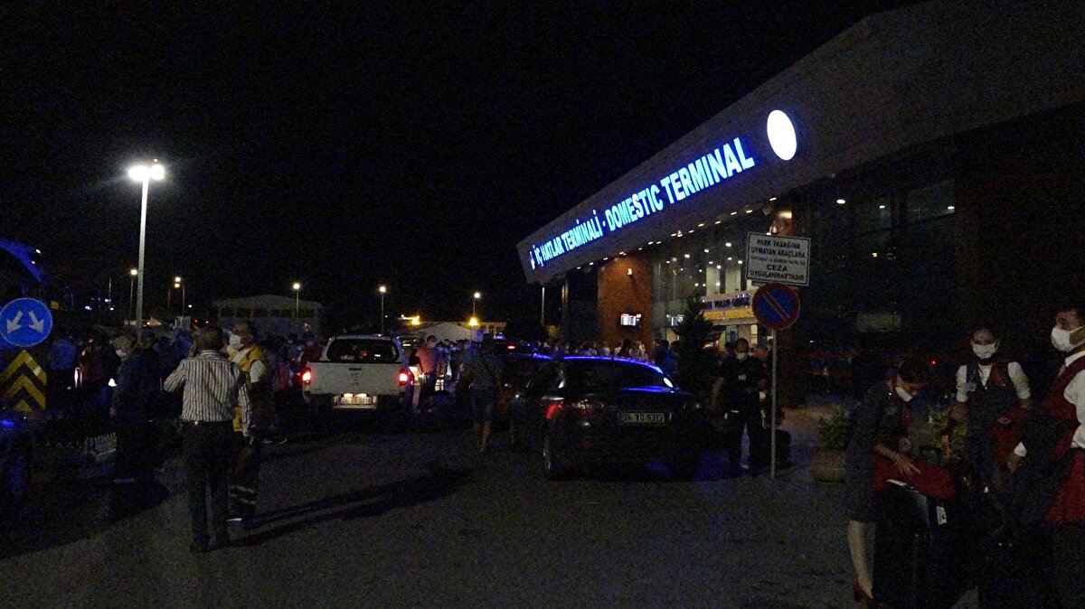 Yaklaşık 3 saatlik çalışmanın ardından havalimanı uçuşa açıldı ve seferler yapılmaya başlandı.
