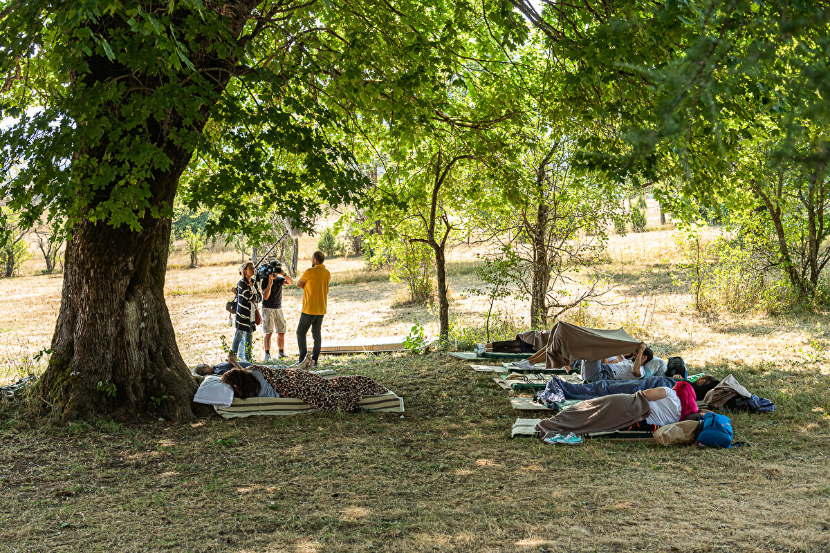 Blagojevic, "Yeni kurallar sayesinde Karadağ'ın 'en tembel vatandaşını' bulacağımıza inanıyoruz. İnsanlara, Karadağlıların yatarak da para kazanabileceğini kanıtlayacağız." sözlerini kullandı.
