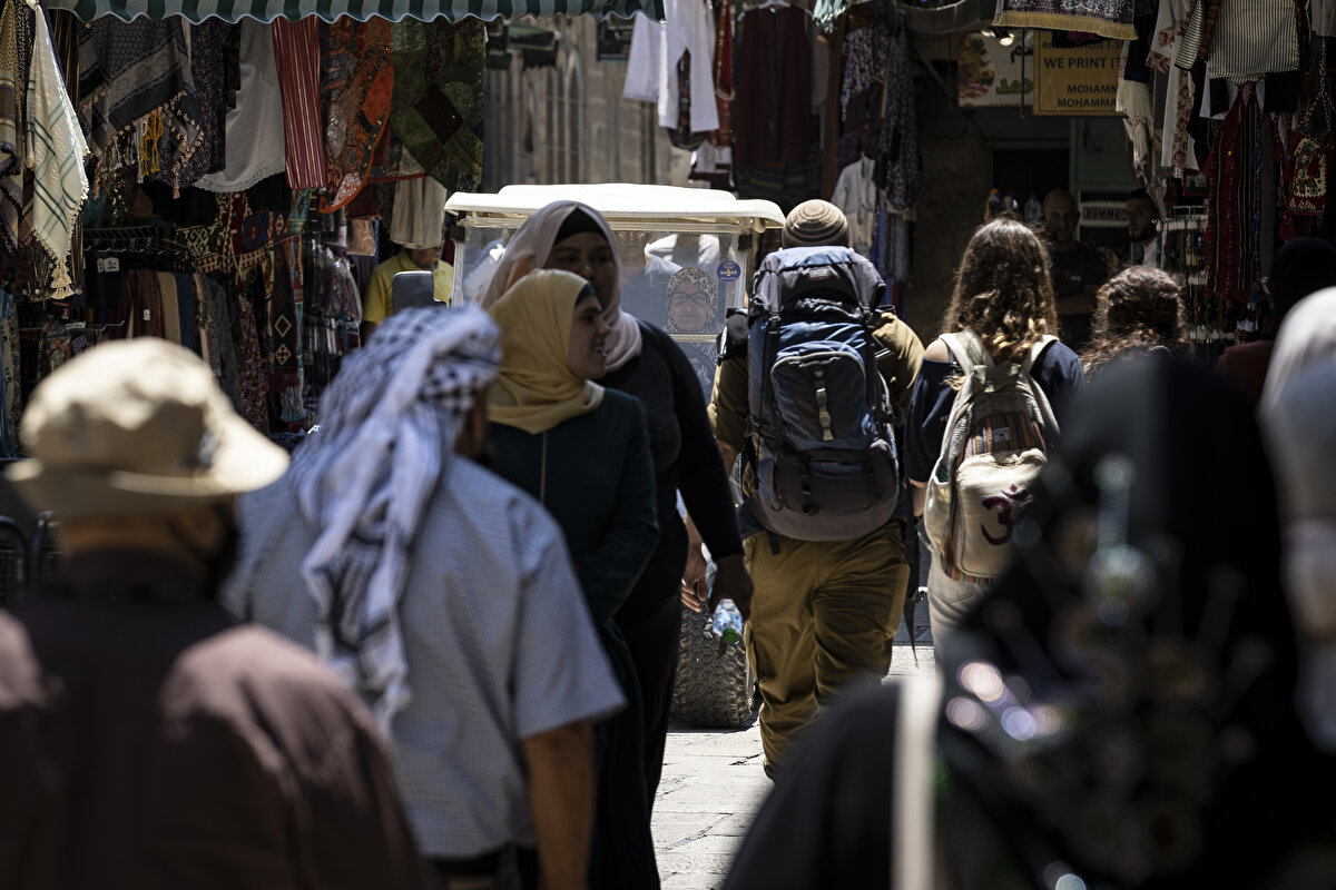 Huveys, Mescid-i Aksa'dan çıkanlara kahve, tatlı ve yemek dağıttığını belirterek, Tuk Tuk aracını nakliye için de kullandığını söyledi.