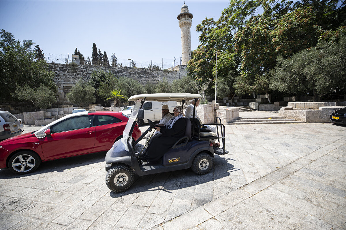 Filistinlileri, yaşlıları Mescid-i Aksa'ya taşıdığını söyleyen Huveys, Yaşlıları camiye götürüyorum. Aslanlı Kapı'da dik bir yokuş var. Beni arıyorlar ve onları camiye taşıyorum. ifadelerini kullandı. Huveys, ibadet için Mescid-i Aksa'ya girmese de Filistinlileri taşıdığı için İsrail polisinin kendisini caminin çevresinden uzaklaştırdığını aktardı.