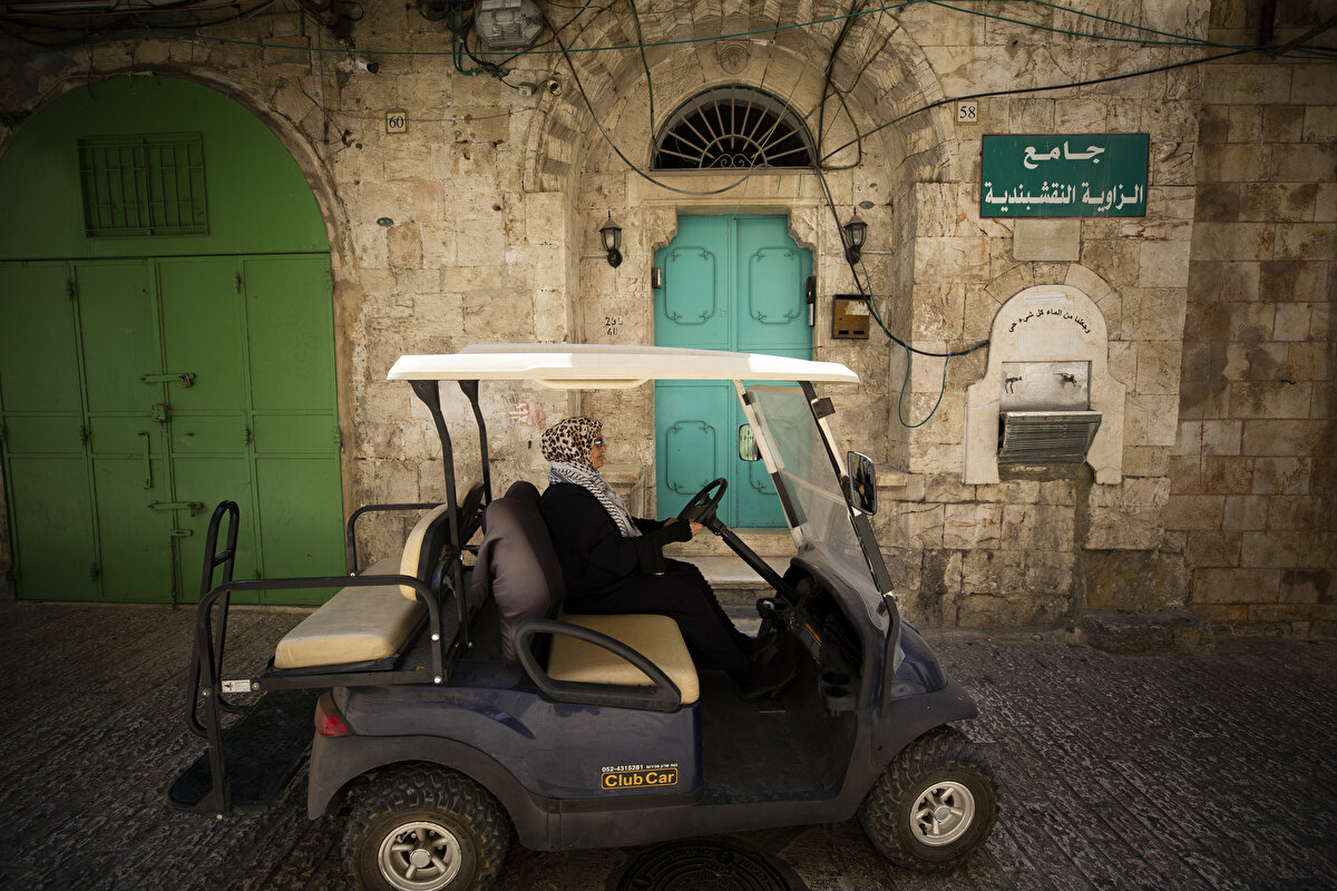 İsrail'in kendini Mescid-in Aksa'dan uzaklaştırma kararlarına ilişkin bir fikri olmadığını söyleyen Huveys, Beni neden uzaklaştırıyorlar bilmiyorum, bu soruya bir cevabım yok dedi. Huveys, İsrail'in kendisine yönelik Mescid-i Aksa'dan uzaklaştırma kararının yeni bir durum olmadığını belirterek, Uzun zamandır bu kararın acısını çekiyorum dedi.