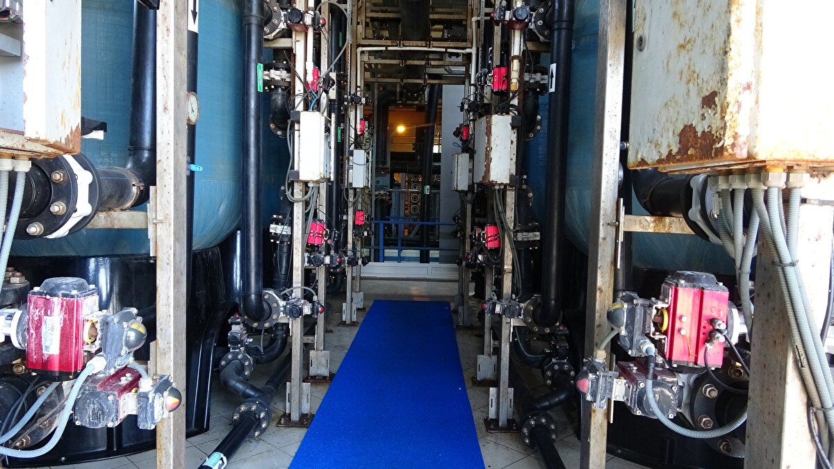 Pandemiden çıktıktan sonra adada  nüfus artışı olduğunu söyleyen Aksoy, " Büyükşehir Belediyesinin destekleriyle adamızdaki nüfusun hızlı artmasıyla bizler su şebekesini deniz su arıtmasını günlük 7 bin ton su arıtacak seviyeye çıkardık.  Denizdeki müsilajdan dolayı da su arıtırken biraz sıkıntı çektik. Şu an adamızın tam kapasiteli doluluk oranında olmasına rağmen depolarımız yüzde 85 dolu"  dedi.
