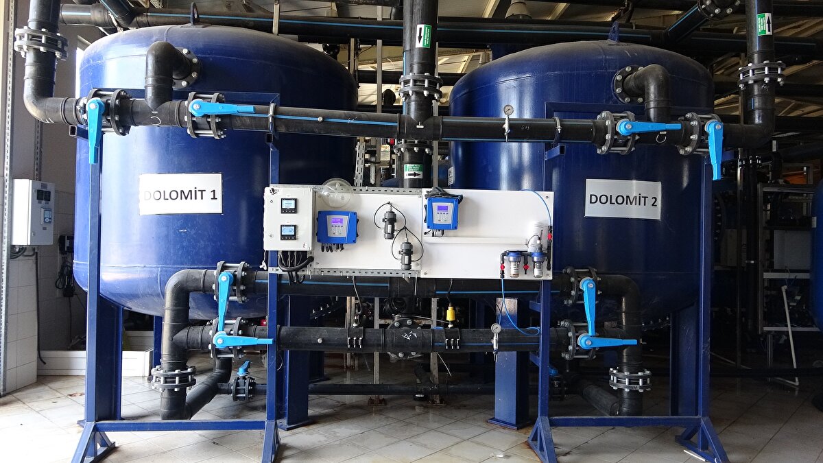 Avşa Adası'na, doğal içme suyu kaynağı olmadığı için 2008 yılında Balıkesir Büyükşehir Belediyesi, Balıkesir Su ve Kanalizasyon İdaresi (BASKİ) ve Marmara Adalar Belediyesi tarafından içme suyu arıtma tesisi kuruldu.

Yaklaşık 20 milyon lira yatırımla kurulan tesise, 465 metre mesafeden deniz suyu çekilerek arıtılmaya başlandı. Artan nüfus ve turizm potansiyeli nedeniyle günlük arıtma kapasitesi 4 bin ton olan tesis, kademeli olarak artırılarak günümüzde 7 bin tona çıkarıldı.