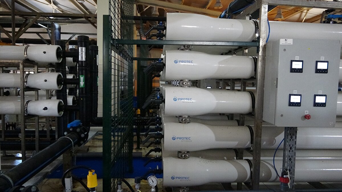 Tesisin iki yıllık bir çalışmanın ardından 2010 yılında tamamlanarak hizmete girdiğini belirten Başkan Aksoy, "O zamanki şartlarda günlük 4 bin ton kapasite olacak şekilde ayarlandı. İller Bankası ihalesiyle Avşa Belediyesi'nin gayretleri ve vatandaş iş birliğiyle arıtma tesisimiz hizmete girdi. Daha sonraki yıllarda bu tesisin suyu aktaracak olan mebranların aşınmasıyla 2014 yılında kapasite 2 bin 500 tona düştü. O dönemde kendi imkanlarıyla mebranların tadilatıyla 3 bin ton civarında su ürettik" dedi.
