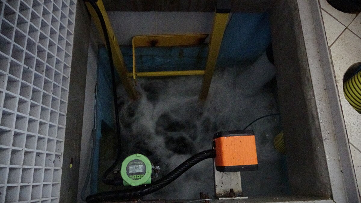 Aksoy, şöyle devam etti:

"Kendi cazibesiyle gelen su önce 10 milimlik eleklerden, daha sonra da 1 milimlik eleklerden geçerek kum filtresine giriyor. Gelen suyun ters ozmos yöntemiyle yüzde 50'si işlendikten sonra tekrar denize aktarılıyor. İçme suyu ayarında su arıtıyoruz."