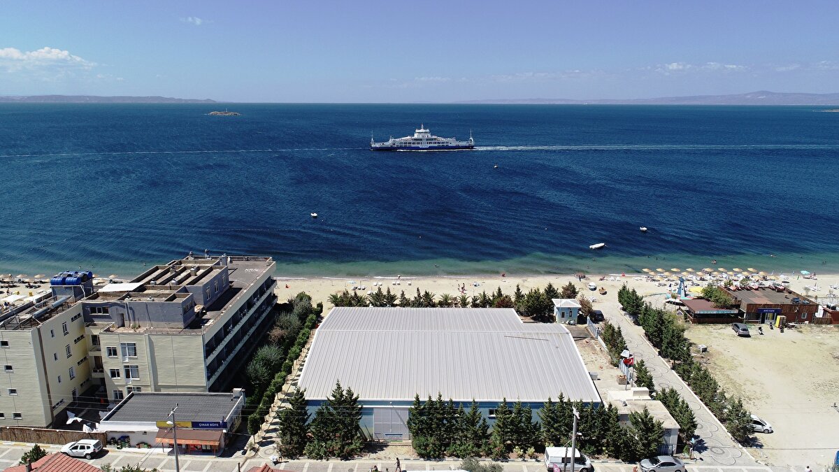 Balıkesir'in Marmara ilçesine bağlı Avşa Adası'nın içme suyu, kurulan arıtma tesisiyle denizden sağlanıyor. 20 milyon liralık yatırımla kurulan tesiste arıtılan suyun depolarda muhafaza edilerek içme suyu şebekesine entegre edildiğini belirten Marmara Adalar Belediye Başkanı Süleyman Aksoy, "Arıtma tesisimiz olmasa, adadaki turizm tamamen biter" dedi.
