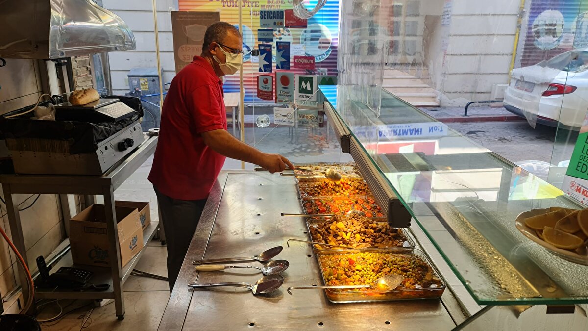 Yaklaşık bir yıl çalıştıktan sonra askere gitmek için işten ayrıldığını belirten iş arkadaşı Zafer Günay ise, “Can kardeşimiz buraya gelerek iş aradığını söyledi. Biz de kendisiyle oturup konuştuk. Bize yetiştirme yurdundan ayrılacağını söylemişti.