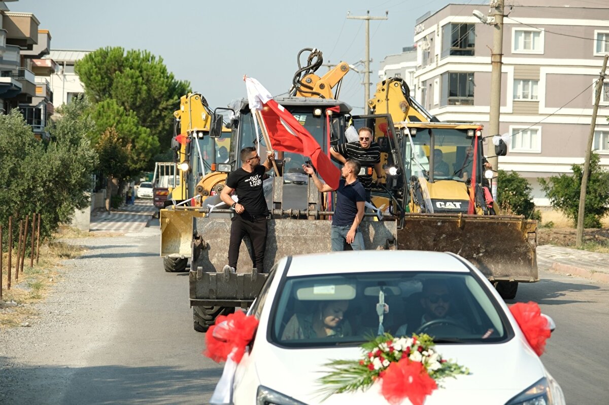 Dünya evine giren Okan (27) ve Sinem (22) çiftinin düğün konvoyu, damadın arkadaşlarına ait 11 kepçeden oluştu. Damat Okan Uslu, düğününün farklı olması için arkadaşlarıyla 11 kepçeyi süsleyerek gelini almaya gitti.