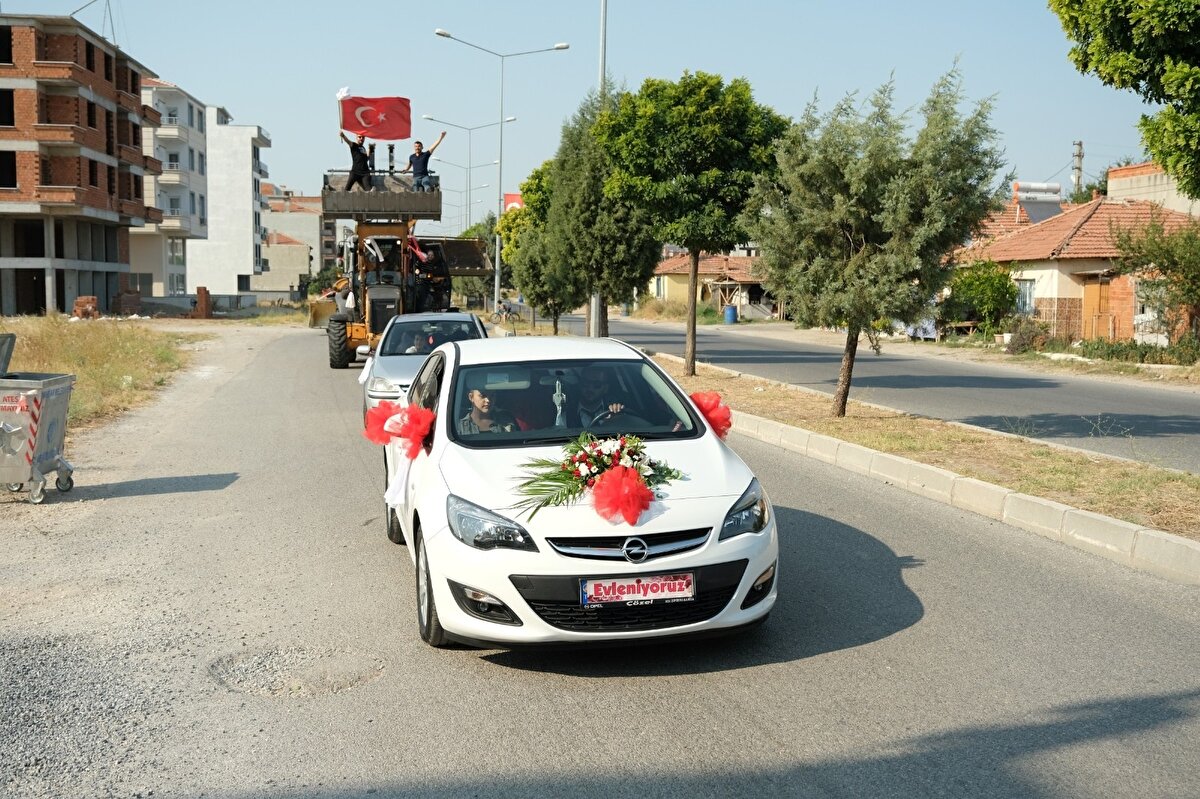 Akhisar ilçesinde kepçe (iş makinesi) operatörlüğü yapan Okan Uslu’nun düğün konvoyu, meslektaşlarının sürpriziyle renkli görüntüler oluşturdu. 