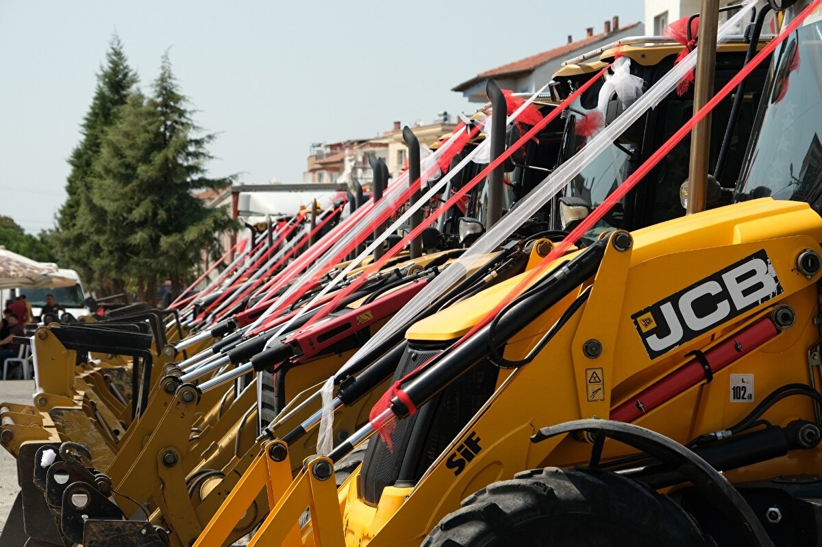 Yaklaşık 1 saat boyunca Akhisar sokaklarında dolaşan konvoy damat evine gelinmesiyle sona erdi. 