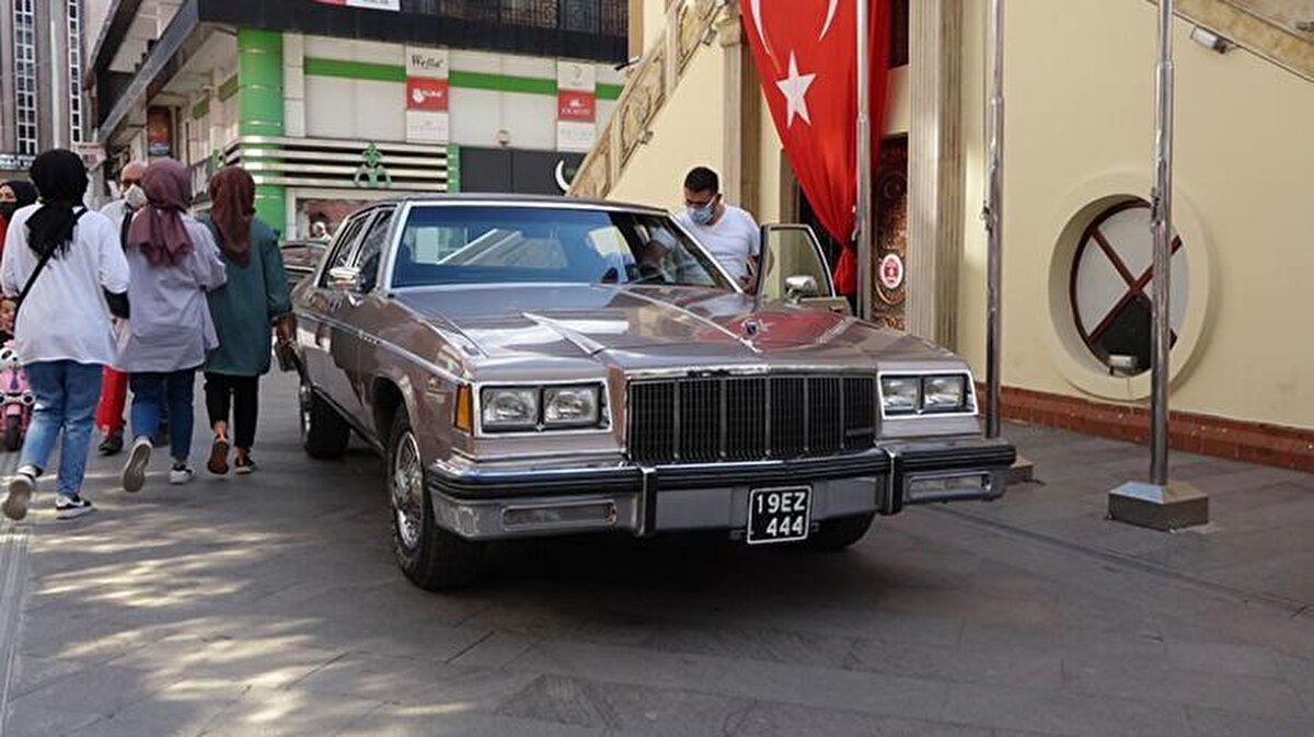 








Belediye Başkanı Dr. Halil İbrahim Aşgın, Aracımız 1984 modeldir. Bu aracımız, Çorum Belediyesi'ne merhum Turhan Kılıçcıoğlu zamanında kazandırılıyor ve bir süre makam aracı olarak kullanılıyor. Daha sonra Arif Ersoy başkanımız da kısa bir süre makam aracı olarak kullanmaya devam ediyor. Sonra garaja çekiliyor. Biz de garajda beklemesini istemedik ve tüm bakımlarını yaptırdık, şu anda nostaljik ve anısal olarak zaman zaman trafiğe çıkartıyoruz. Hemşehrilerimiz de büyük ilgi gösteriyorlar. Çok güçlü ve güzel nostaljik bir araç dedi.

