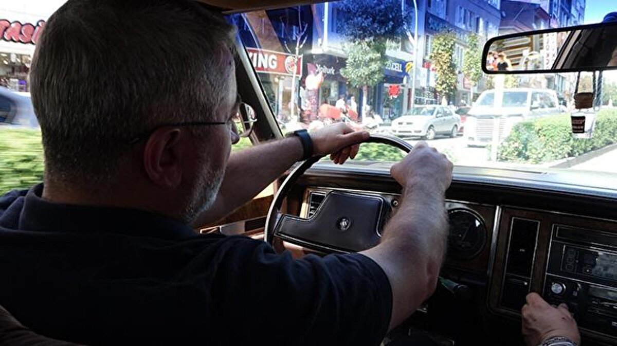 Eski başkanlardan Turhan Kılıçcıoğlu döneminde 1984 yılında belediyeye kazandırılan Arif Ersoy'un da bir süre makam aracı olarak kullanıldığı klasik otomobil, belli bir süre sonra garaja çekildi. 
