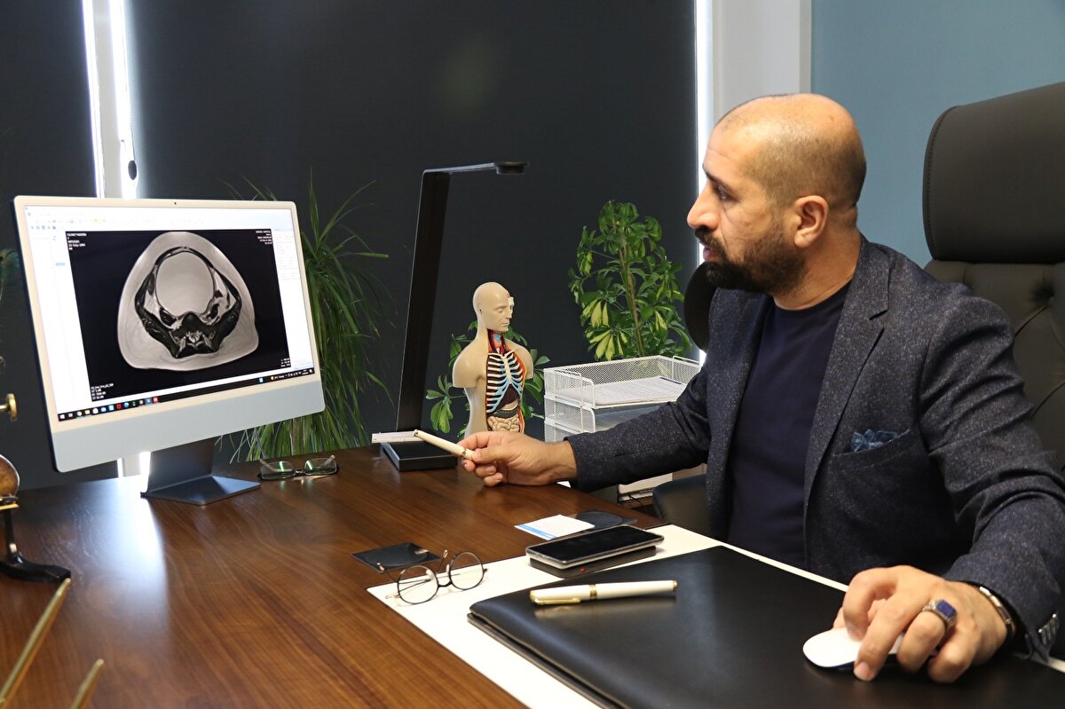 Hastanın yaşanan şişkinlik sonrasında kendisini hamile olarak düşünmeye başladığını söyleyen Genel Cerrahi Uzmanı Op. Dr. İhsan Oruk, hastanın vücudunda kiste bağlı olarak enfeksiyon oluştuğunu belirtti. Kistin içerisinde bulunan iltihabı boşaltarak müdahale edebildiklerini ifade eden Op. Dr. Oruk, “Hastamız karın ağrısı, halsizlik, ateşlenme, çarpıntı gibi şikâyetlerle hastaneye başvurmuş. Kadın Doğum bölümünce kist olduğu söyleniyor ve tedavileri yapılıyor. Şikâyetleri artmaya devam ediyor ve artık kendisinin de hamile olduğunu düşünecek şekilde karnı büyüyor. Muayenede özellikle göbek alt kısımlarına hiç dokundurmadığını ve ısı artışı olduğunu gördük. Değerlendirmelerimizde kan değerinin yükseldiğini ve enfeksiyon bulgularını gördük. Dış merkezde çekilen MR görüntülerine de baktığımızda karın içini kaplayan 25 santimetrelik bir kistik lezyon gördük. Kist büyümüş ve iltihaplanarak yüksek ihtimalle içine kanama yapmış. Sonuç olarak da enfeksiyon oluşturmuş. Buna bağlı tüm karnı dolduran 25 santimetrelik iltihaplı bir kist vardı. Antibiyotikler verdikten sonra süre dolunca hastayı ameliyata aldık. Ameliyatı laparoskopik olarak gerçekleştirdik. Kistin içinden ortalama 2 buçuk litre iltihap boşalttık. Bu iltihabı boşalttıktan sonra kist ancak müdahale edilebilir hale geldi ve çıkarttık. İçerdeki enfeksiyonu kuruttuktan sonra hastamızı taburcu ettik. Şu anda gayet iyi hiçbir sorunu yok ve kontrollerde de geriye hiçbir şey kalmamış" şeklinde konuştu.
