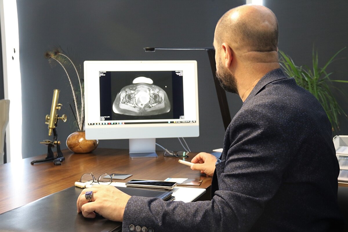 Yatarken karnına dokunduğu zaman eline bir kitle geldiğini belirten Yasemin Yılmaz, “Geçen ocak ayında Covid-19'a yakalandım ve Eskişehir'e ailemin yanına geldim. Korona virüsü çok ağır geçirdim, yaklaşık 1 ay yataktan çıkamadım. Bu süreçte birkaç kez kanamam oldu. Ben bunları Covid-19'a bağlıyordum. 1 ay geçtikten sonra doktorların ilaçlarıyla bir şekilde ayağa kalktım ve görev yaptığım ile geri döndüm. Okula döndüğümde hep bir koşturma içerisindeydim ama ben karnımdaki kitleyle bunu yaşıyormuşum ve bilmiyordum. Çocukluğumdan beri göbeğim vardı ancak yediğimden ya da genetiktir diye düşünüyordum. Diyarbakır'a döndüğümde normalde şişkin olan karnım daha fazla şişti. Sanki 9 aylık bebek varmış gibi bir hale geldi. Yatarken karnıma dokunduğumda elime bir kitle geliyordu. Hamile gibi bir hayat yaşıyordum; geceleri 20 kez idrara çıkıyordum. Geceleri hareket ediyordu" dedi.
