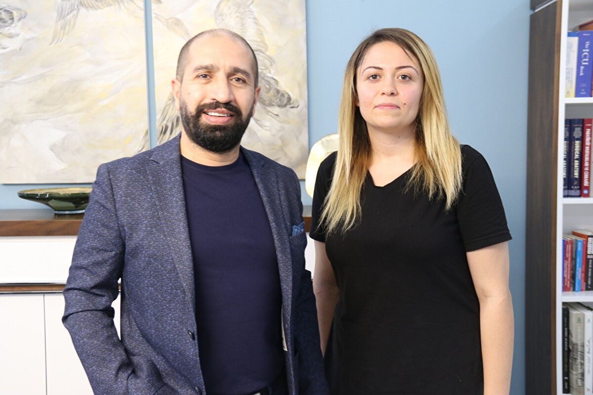 “Araştırma yaparak İhsan hocayı buldum. Daha sonra Eskişehir'de beni muayene etti. Karnımdaki kitleyi gördüğünde o da çok şaşırdı. Artık 9 aylık bebek boyuna ulaşmış. Boyutunun dışında enfeksiyon yayıyormuş. Ameliyata girdim. Zor bir ameliyat geçirmişim çıktığımda karnımı dümdüz gördüm. Çok daha sağlıklıydım. Biraz daha gecikseymişim, hocadan duyduğuma göre organlarımı yavaş yavaş sarmış ve kalbe doğru ilerliyormuş."