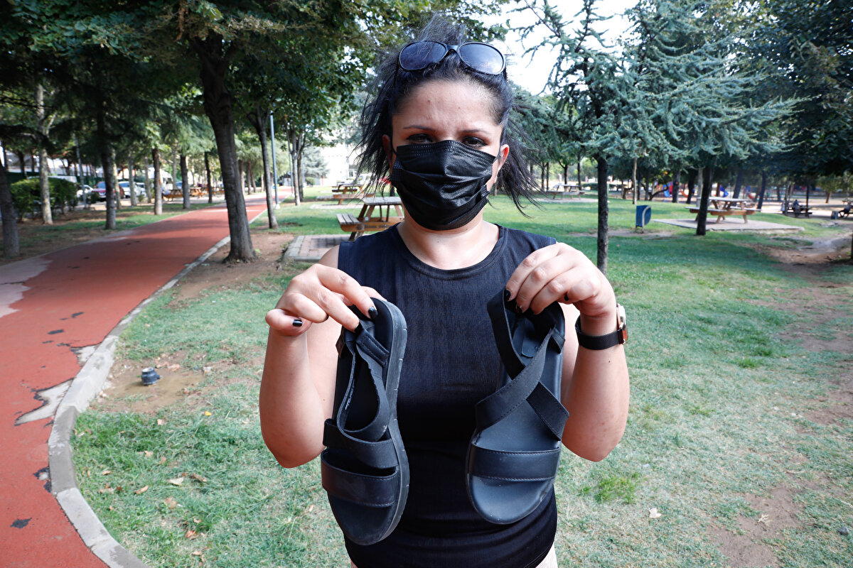 İstanbul Küçükçekmece'de yaşayan Gonca Gül, 30 liraya satın alarak bir gün giydiği ayakkabıdan bulaşan kimyasalla ayağında yaralar oluştuğu iddiasıyla şikayette bulundu. Gonca Gül, "Doktor, kanserojen maddenin ayağıma yan etki yaptığını söyledi. Ayağımdan parça alınacak" dedi.