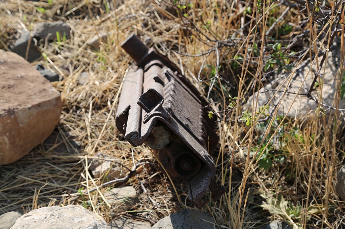 Bulunan parçaların iki tabla bir de namlu kısmı olduğunu ifade eden Öncel, “Öncesinden bölgeye gittik almaya çalıştık. Ancak ulaşım oldukça zordu. Araçla ya da başka bir şekilde almaya imkanımız yoktu. O yüzden valimizin talimatlarıyla askerimizin de desteğiyle helikopterle almak zorunda kaldık” diye konuştu.