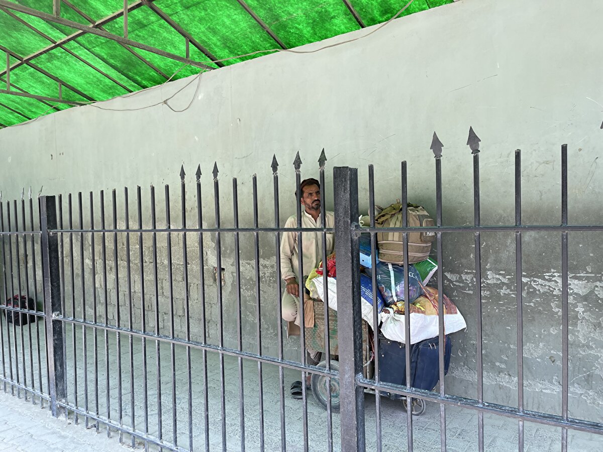 Afganistan'ın Celalabad şehrinden Abdul Hak, eşinin hastalandığını ve onu Pakistan'ın Peşaver şehrindeki hastaneye götürmek için bu ülkeye geldiğini söyledi. Hak, Afganistan'da sağlık tesisi ve iyi doktor bulunmadığını ifade etti.