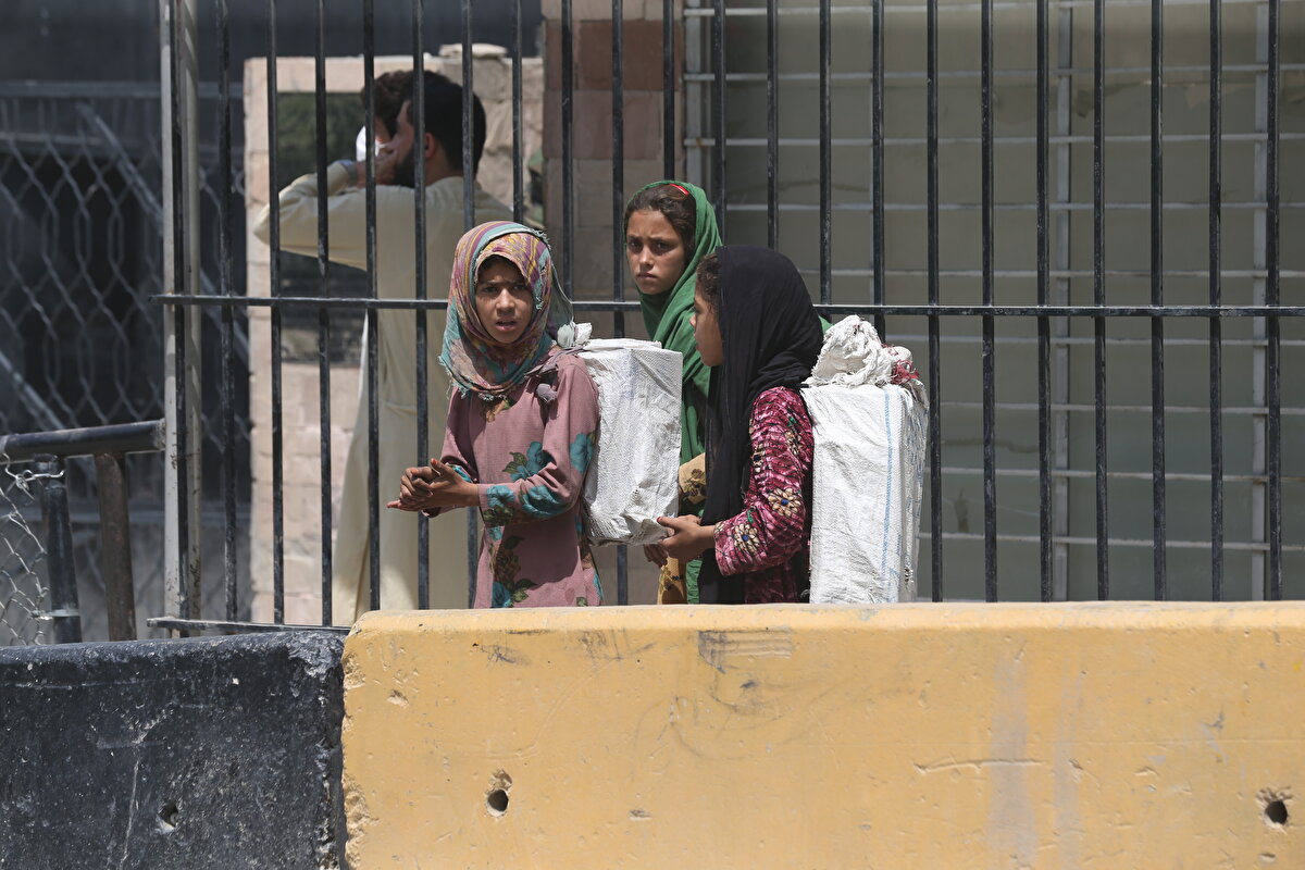 Afganistanlı çok sayıda çocuk ise Torkham pazarlarında ailelerinin ürettiği çeşitli malları satabilmek için tehlikeli yollara başvuruyor.