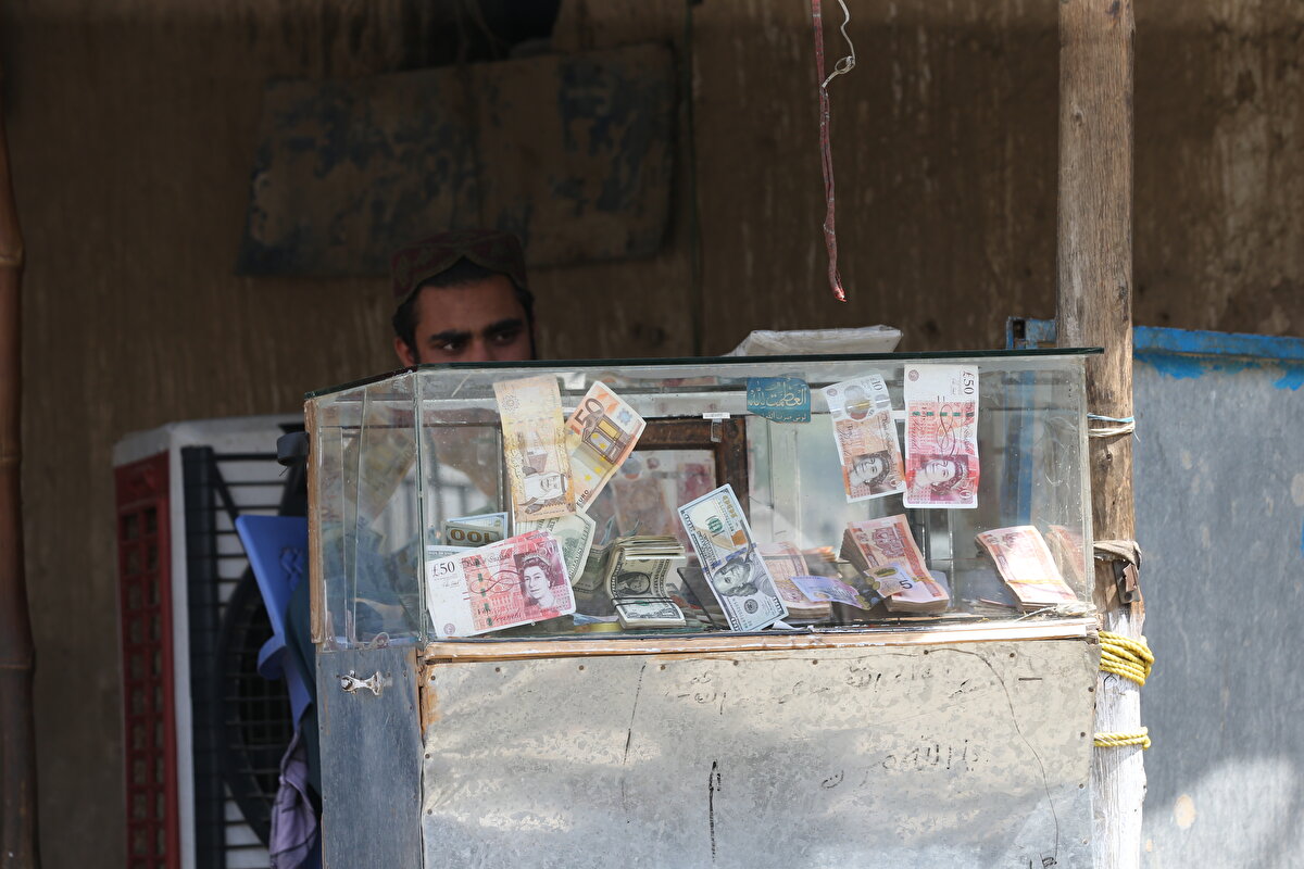 Sınırdaki ticari faaliyetler de devam ediyor. Ticari mal taşıyan tırların giriş çıkışları, 24 saat esasına göre sürüyor.