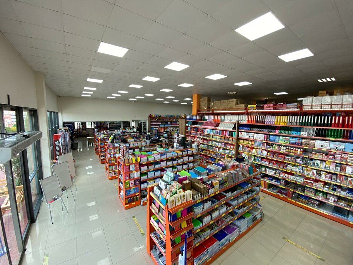 Okullarda ders zilinin çalmasına sayılı günler kala aileler de kırtasiye alışverişlerini tamamlama telaşına düştü. Okul çantaları, suluklar, kokulu silgiler, rengârenk kalemler raflarda ilgi çeken ürünler arasında yer alıyor. Seçmeye karar vermede zorlanılan bu ürünlerin çocuklar için oluşturabileceği tehlikelere dikkat çeken uzmanlar ailelere uyarılarda bulundu.