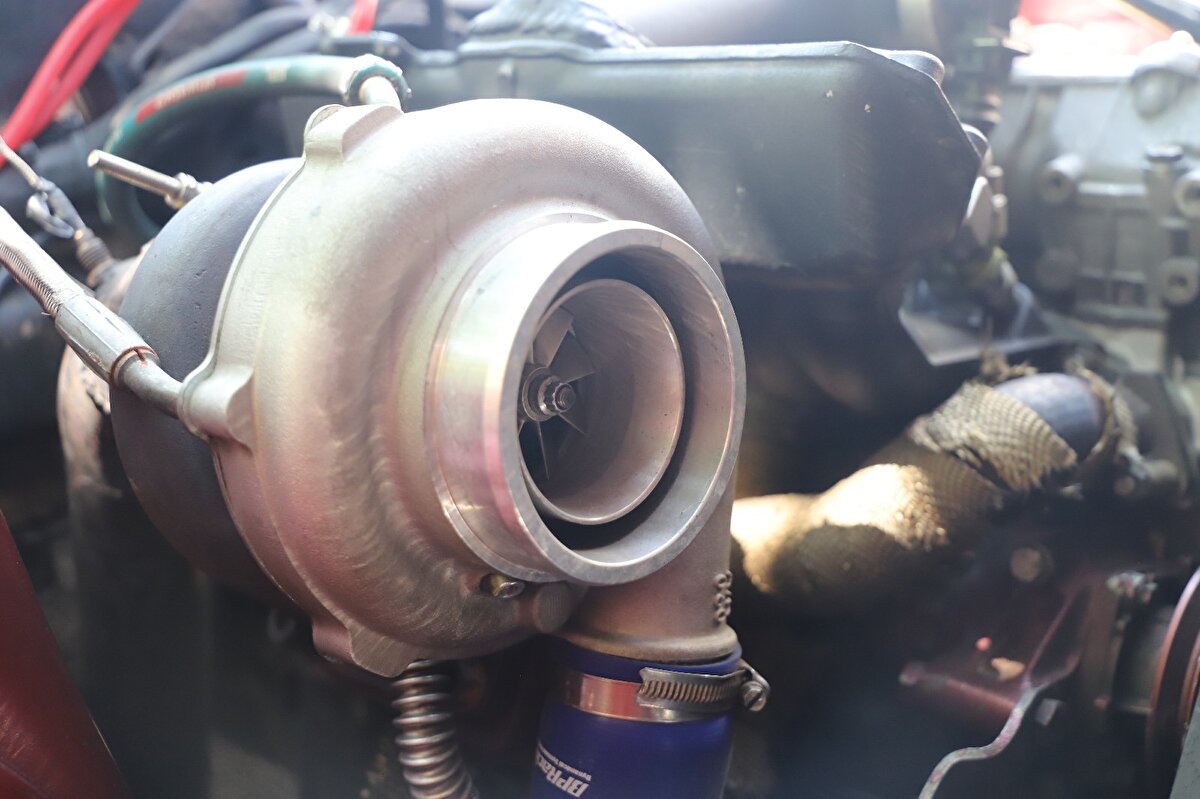 Bursa’da araç kiralama işi ile uğraşan Yusuf Yamanlar Doğan SLX marka aracı aldıktan sonra yaptığı açıklamada, “35 yıllık hayalimi bugün gerçekleştirdim. TOFAŞ’ın kuş serisi, eskimeyen bir yüz. Türkiye’de eşi benzeri olmayan bir araç” dedi.