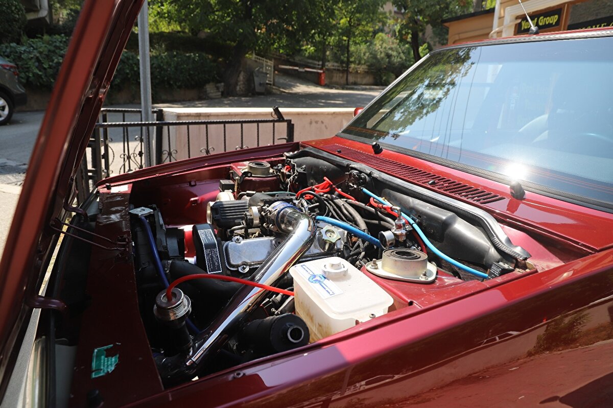 Türkiye’nin en pahalı TOFAŞ arabası Bursa’da satıldı. Türkiye’de araç piyasasına bir dönem damgasını vurmuş ve günümüzde ise eşine nadir rastlanan Doğan SLX marka araç, bir buçuk yılda modifiye edildi.