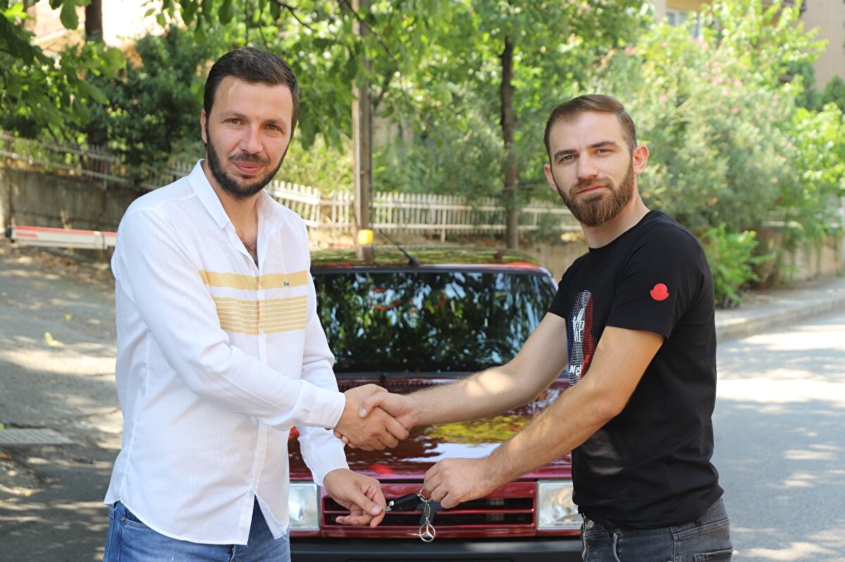 Dış görünümü, iç tasarımı ve motoru adeta baştan yapılarak en lüks araçlardaki konforun sağlandığı araç 180 bin lira satış bedeliyle yeni sahibini buldu.