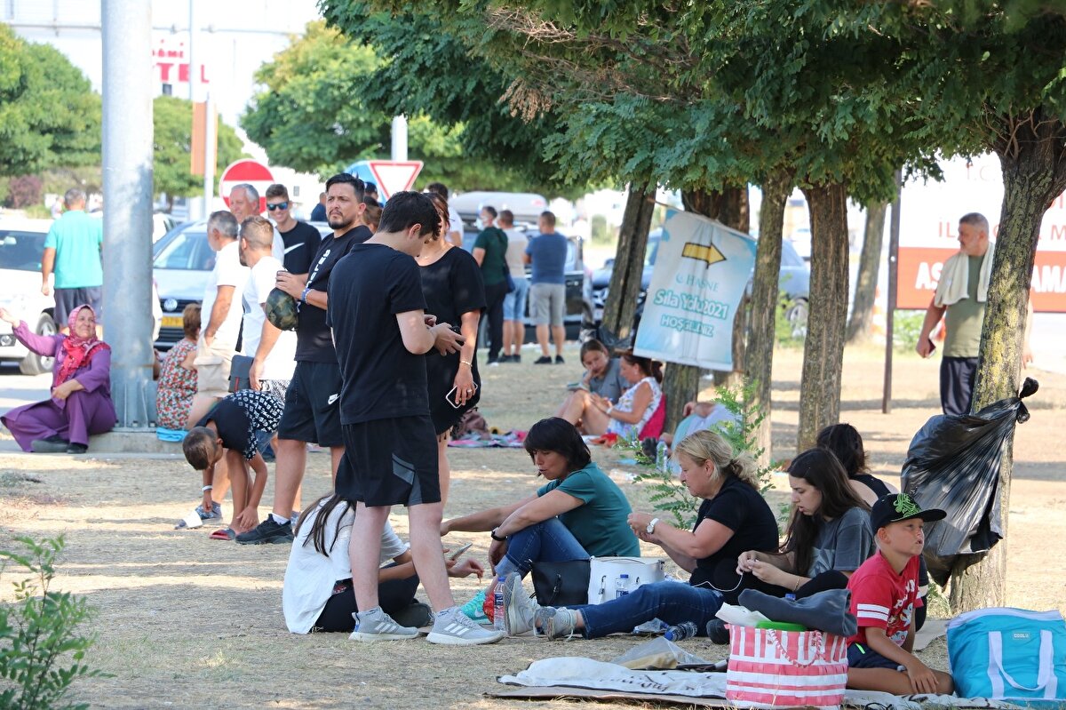 Kapıkule’de sıra bekleyen gurbetçi Metin Duran, “İstanbul’dan biz sabah saat 9 buçukta geldik. Saat şu anda 3 buçuk ve halen buradayız. Daha pasaport kontrolünden bile geçemedik. Yani o kadar çok yoğunluk vardı ki biz geldiğimizde burada bine yakın araç vardı dedi.