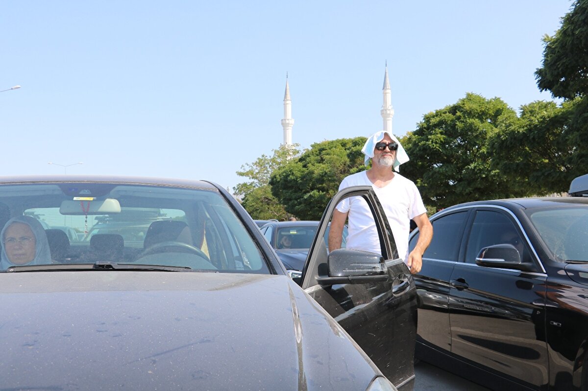 Edirne Kapıkule Sınır Kapısında gurbetçilerin dönüşü çileye dönüştü. Yıllık izinlerini Türkiye'de geçirdikten sonra dönüş için Kapıkule Sınır Kapısına giden gurbetçiler, Bulgaristan ve diğer ülkelerin gümrük kapılarında saatler süren işlem kuyruğu sebebiyle yorgun düşerek, gölge alanlarda serinledi. Binlerce gurbetçinin saatlerce beklediği gümrükte, yorgun düşenler, yetkililere uzun bekleyiş süresine çözüm bulması çağrısında bulundu.