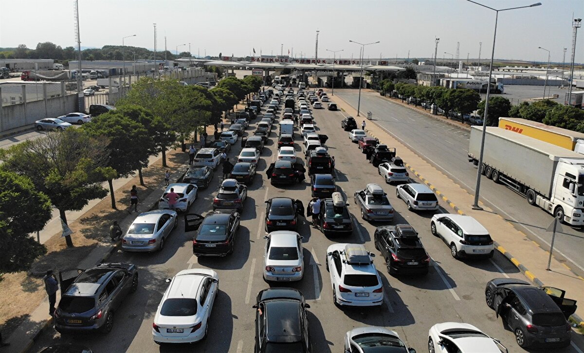Türkiye'deki tatilleri biten gurbetçilerin dönüş yolculuğu sürüyor. Yaşadıkları Avrupa ülkelerine dönmek isteyen gurbetçilerin tercih ettiği, Edirne'den Bulgaristan'a açılan Kapıkule ve Hamzabeyli sınır kapılarında yoğunluk yaşanıyor.