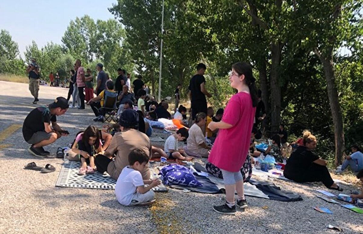 Pazarkule Sınır Kapısı'nda, Kapıkule'ye oranla daha az süre beklediklerini söyleyen gurbetçilerden, çifte vatandaş olanlar kotaya da takılmadıklarını belirtti. Tatilini Sinop'ta geçiren, Almanya'nın Stuttgart şehrine dönen Oğuz Yavuz, daha az beklemek için Pazarkule'yi tercih ettiklerini belirterek, Tatilimizi erken bitirdik. Aslında daha vardı ama gittiğimizde 5 gün karantinaya gireceğimiz için erken dönelim istedik. Kapıkule yoğun olduğu için burası bizi rahatlattı. Gümrükleri takip etmeden yola çıkamıyoruz ifadesini kullandı.