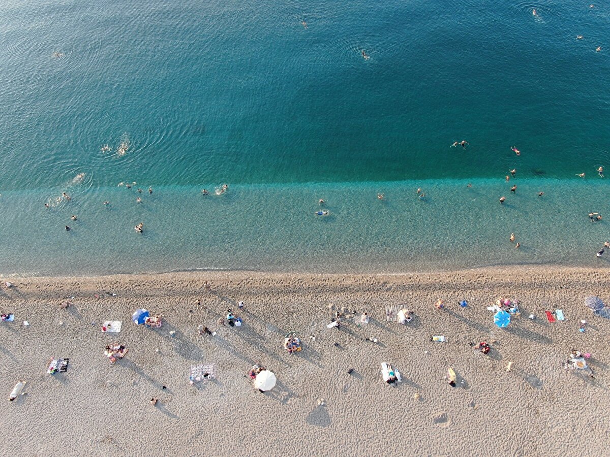 Bazı vatandaşların yastıkla, bazılarının havluyla uyuduğu bazılarının ise arkadaşlarıyla yan yana yattıkları görüldü. 

