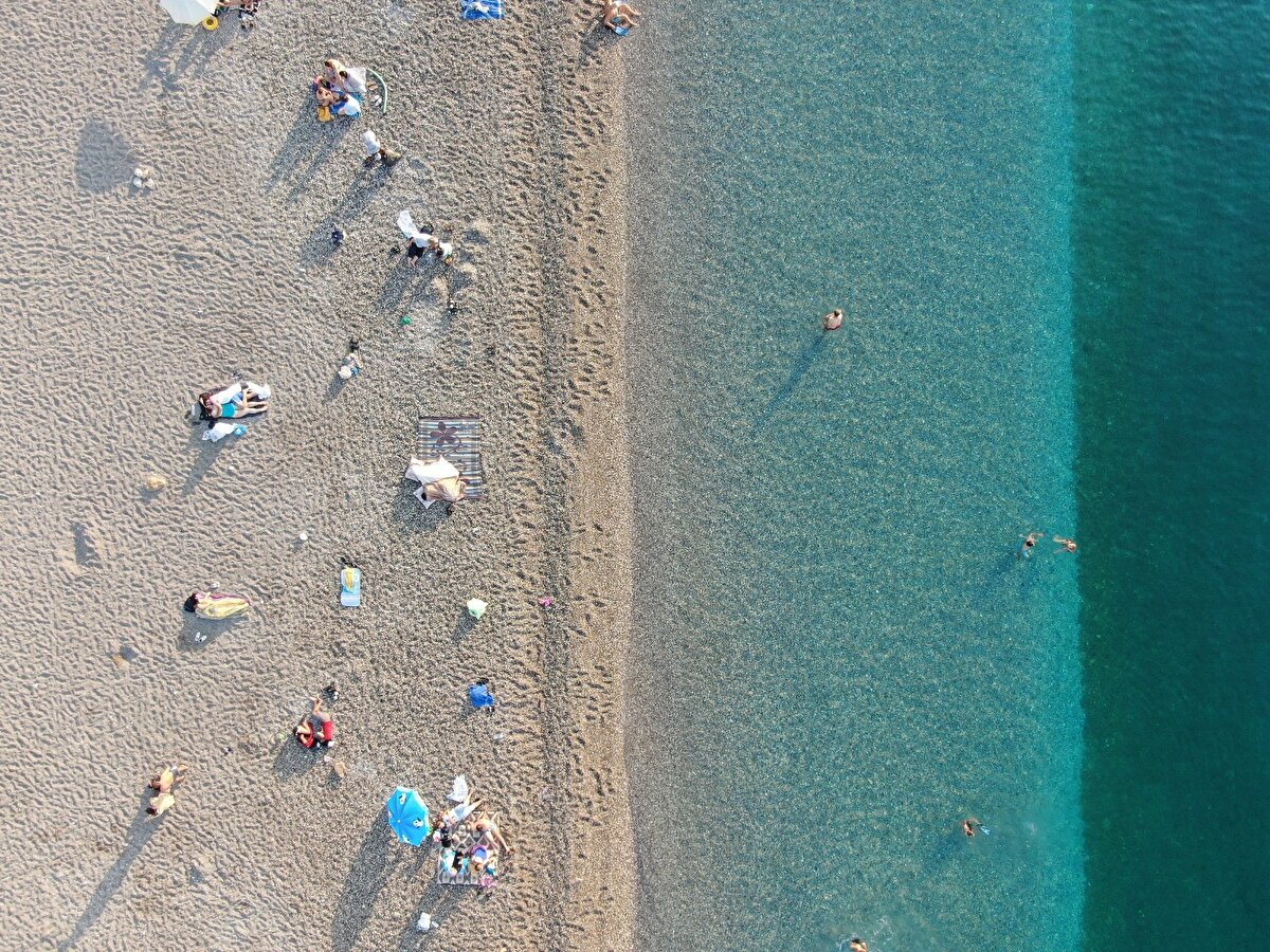 Antalya'da sıcak ve nemli havadan etkilenen vatandaşlar dünyaca ünlü Konyaaltı Sahili'nde uyudu. Sabahın ilk ışıklarında dahi sahildeki yoğunluk dikkat çekti.
