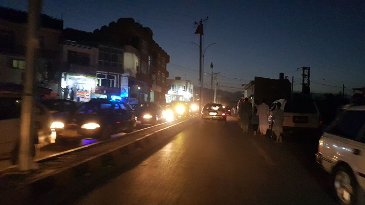 Kayıpların olduğunu doğrulayan Taliban güvenlik yetkilisi, Kabil havaalanının dışında meydana gelen patlamalarda kayıpların yanı sıra, çok sayıda kişinin de yaralandığını belirtti.

