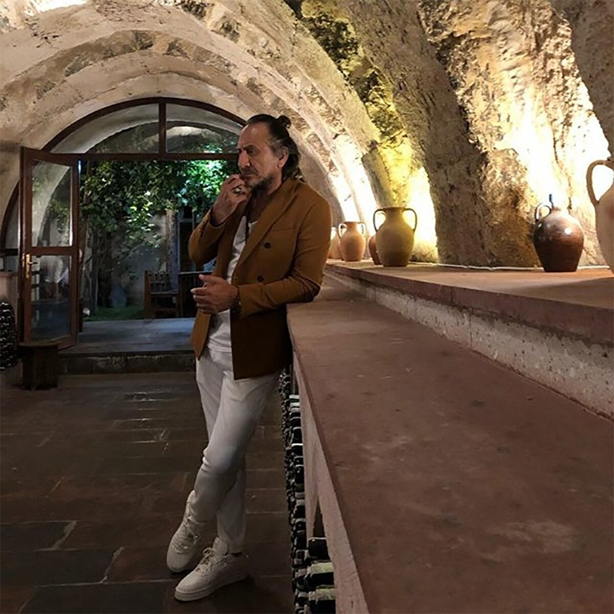 Özgür Ozan'ın yeni imajını çok beğenen sevenleri ise "Senin yaşın gittikçe geriye gidiyor", "Gençleşmişsin" ve "Çok yakışmış" yorumları yapıldı. Paylaşımı binlerce beğeni alan oyuncunun, pozları da kısa sürede binlerce kişi tarafından paylaşıldı.