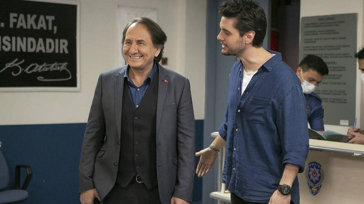 Uzattığı saçlarını toplayan ve tatilde bronzlaşan oyuncu, son halini de Instagram hesabından sevenleriyle paylaşmayı ihmal etmedi. 