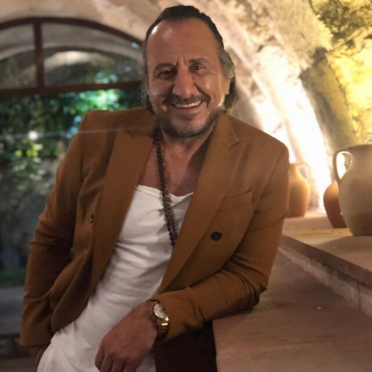 Instagram'da 206 bin takipçisi bulunan oyuncu, yeni imajını da "Bekliyoruz bakalım" notuyla paylaştı.