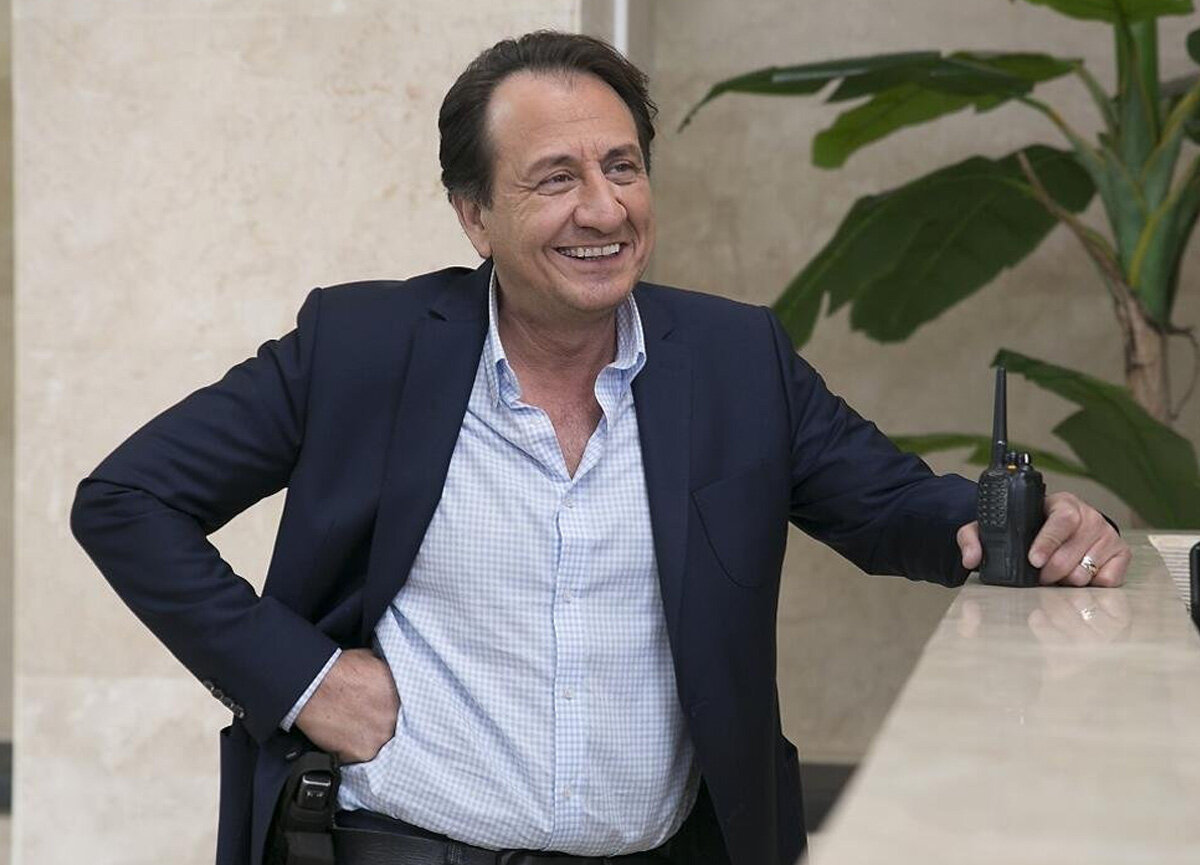 Çocuklar Duymasın'dan sonra yıllardır Arka Sokaklar dizisinde oynayan Özgür Ozan, yeni sezon öncesi imaj değişikliğine gitti. Arka Sokaklar dizisinde ayrılacağı ileri sürülen Ozan, bir film projesi için kamera karşısında geçmeden önce saçını ve sakalını uzattı.