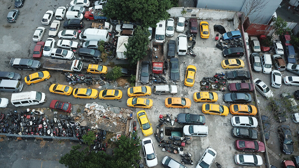 Duman, "Taksicilerin kısa mesafeye gidiyor diye yolcu seçmenin savunulacak hiçbir tarafı yok. Çünkü biz hizmet sektöründe çalışıyoruz. Bu kısa mesafeli yolcu almayan ve turist avına çıkan kişiler için çözümün ne olacağını biliyoruz ancak bir şey yapamıyoruz. Kısa mesafe diye yolcu almayan ya da turist avına çıkan taksicilerin hepsi belli. Biz onlara taksici demiyoruz. Çünkü onların hepsi dolandırıcı. Biz bu şekilde davrananların toplu taşıma kullanım kartlarının iptal edilmesini istiyoruz. Yani bu kişileri bu meslekten atılmalı ve hiçbir yerde çalışamamalı." dedi.

