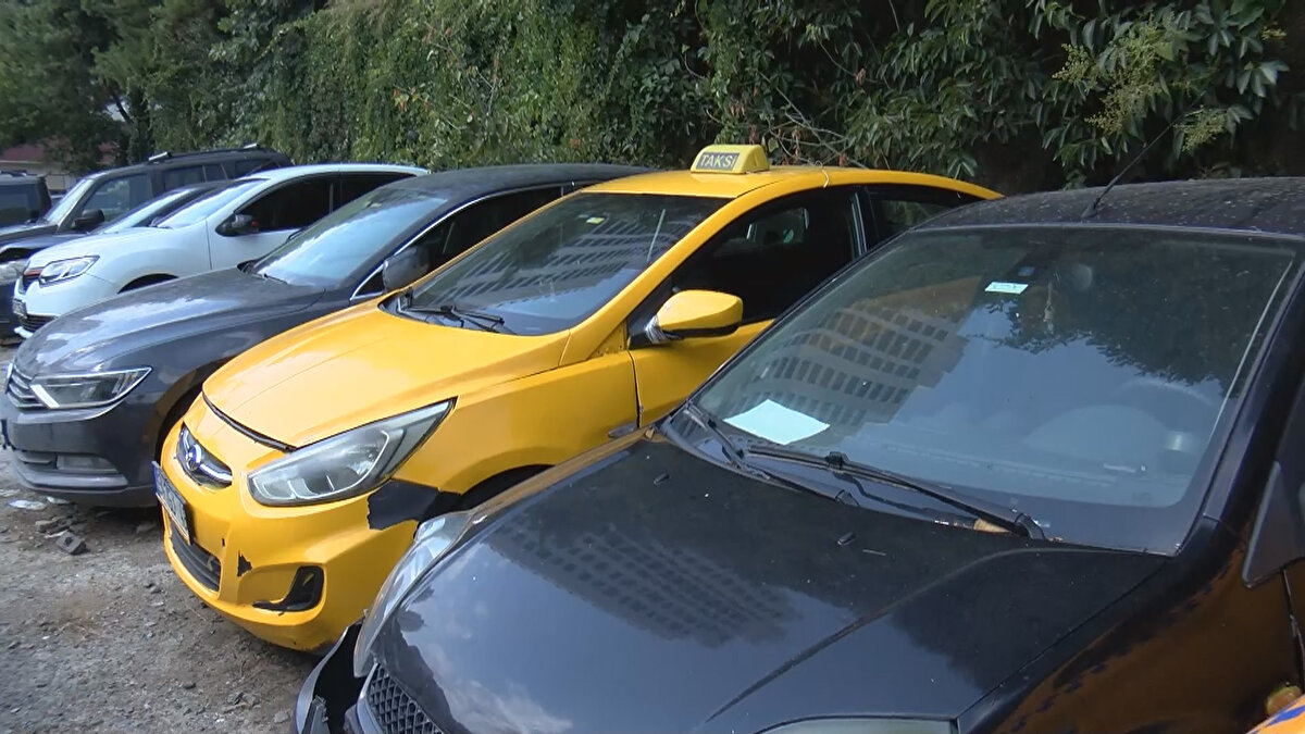 İstanbul Büyükşehir Belediyesi'ne günlük 490 tane taksi şikayeti geldiğini söyleyen Birleşik Taksi Şoförleri Derneği Başkanı Hüseyin Duman, "Denetim, denetim diye bağırıyoruz. Denetimleri artırılmasını istiyoruz. Otoparkların dolmasının sebebi şoförlerin toplu taşıma kullanım kartlarının ruhsatta işli olmaması. Yetkililer bunu fark ettikleri an arabayı otoparka çekiyor. Aracı çekilen taksi şoförü UKOME'den bir belge alma karışlığında aracını geri alabiliyor. Taksici ikinci kez aynı şekilde yolcu taşımaya devam ederse, araç 15 gün bağlanıyor. Üçüncü kez aynı hatayı yaparsa araç 29 gün bağlanıyor. Burada da işverenlerin üzerlerine düşen görevi yapması gerekiyor. Üzerine düşen görevi yapmayan kişilerin araçlarının bağlanmasının hiçbir sakınca yok" dedi.

