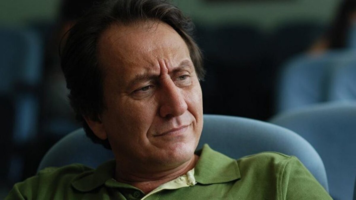 Özgür Ozan, İzmir Devlet Tiyatrosu, İzmir Çocuk Tiyatrosu ve Uluslararası Tiyatro Topluluğu'nda görev aldı. 1984 yılından beri oyunculuk kariyerini devam ettiren Özgür Ozan, 2002 yılında Selami karakterini canlandırdığı Çocuklar Duymasın dizisi ile tanınmaktadır.
