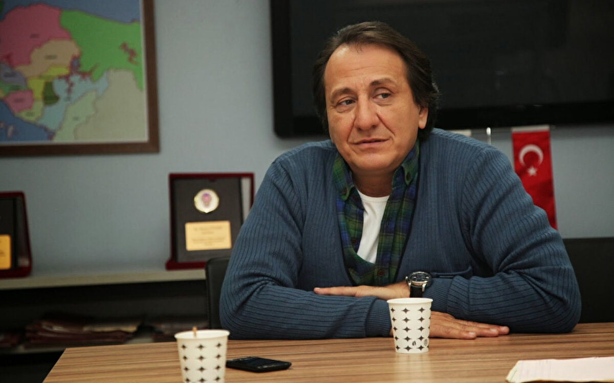 İşler Güçler, Sonsuz, Umut Yolcuları, Kavak Yelleri, Arka Sokaklar, Acemi Cadı, Çocuklar Ne Olacak, Kadın Terzisi, Çocuklar Duymasın, Reyting Hamdi, En Son Babalar Duyar, Zülküf ile Zarife, Dikkat bebek Var, Hırsızın Oğlu, Örümcek, Sibel, Sırılsıklam, Kaç Para Kaç, Ruhsar, Yanlış Saksının Çiçeği, Kolsuz Bebek, Gurbetçiler, Tatlı Kaçıklar, Çiçek Taksi, Keriz, Git Başımdan gibi yapımlarda rol alan Özgür Ozan, şimdilerde Kanal D ekranlarında yayınlanan Arka Sokaklar dizisinde Hüsnü karakterine hayat vermektedir. Özgür Ozan, 1.80 metre boyunda, 78 kilo ve Akrep burcudur.