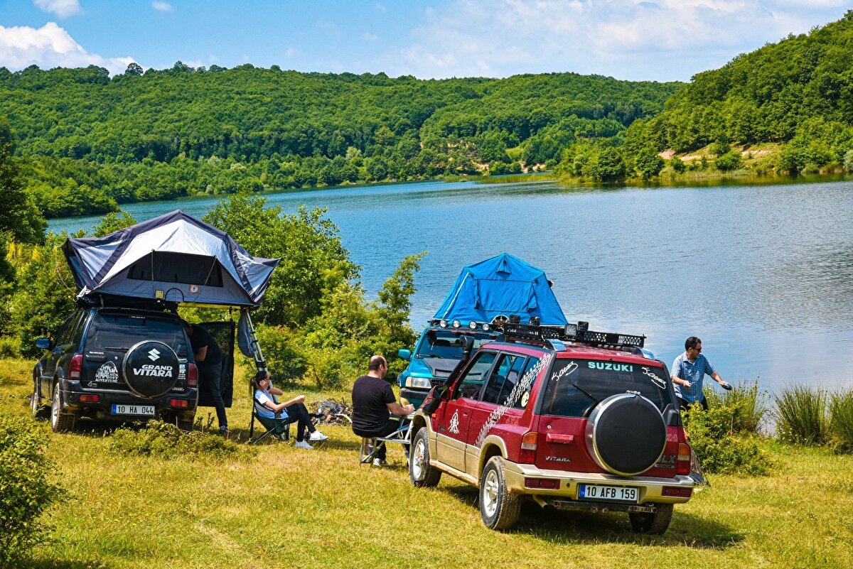 İzmir-İstanbul yolu üzerinde bulunan, ayranı ve tostu ile bilinen Balıkesir'in Susurluk ilçesi, arka bahçesinde sakladığı doğal güzellikleri ile ziyaretçilerine büyülü bir atmosfer sunuyor.
